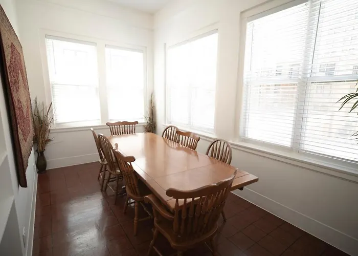 Stone Mansion Sleeps 10-20 Free Tv & Parking Chicago