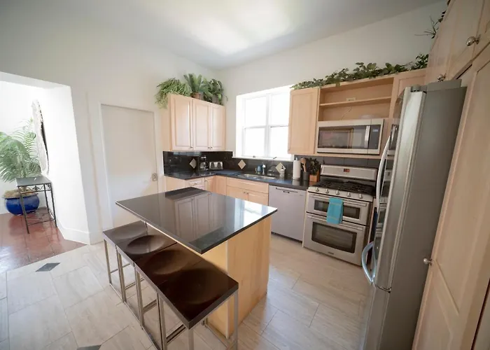 Stone Mansion Sleeps 10-20 Free Tv & Parking *