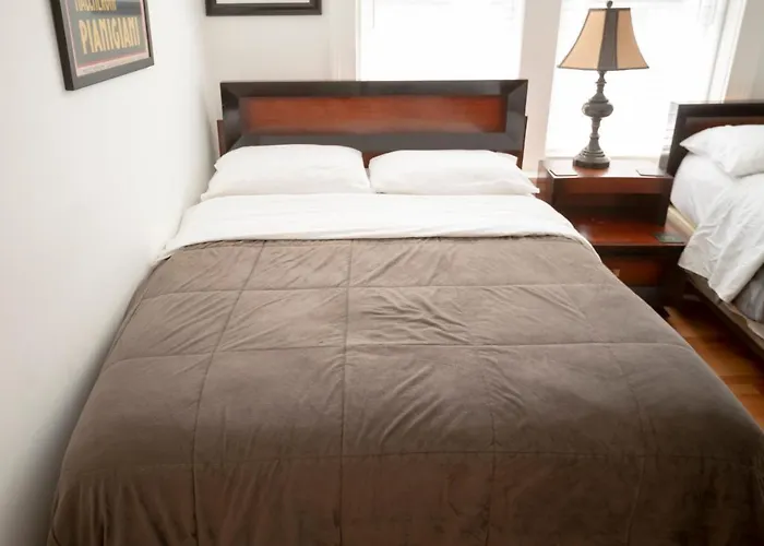 Stone Mansion Sleeps 10-20 Free Tv & Parking Apartamento