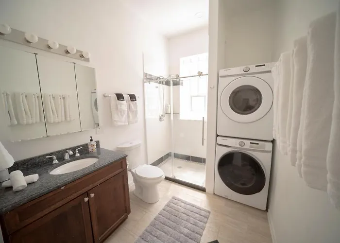 Stone Mansion Sleeps 10-20 Free Tv & Parking *