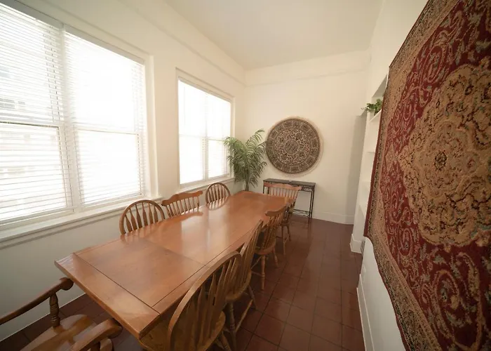 Stone Mansion Sleeps 10-20 Free Tv & Parking