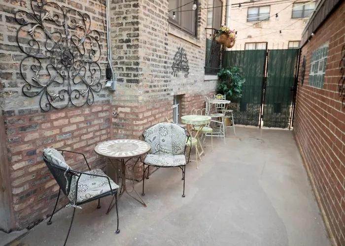 Stone Mansion Sleeps 10-20 Free Tv & Parking Chicago