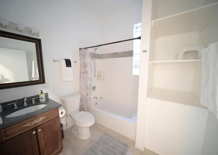 Stone Mansion Sleeps 10-20 Free Tv & Parking