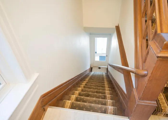 Stone Mansion Sleeps 10-20 Free Tv & Parking *