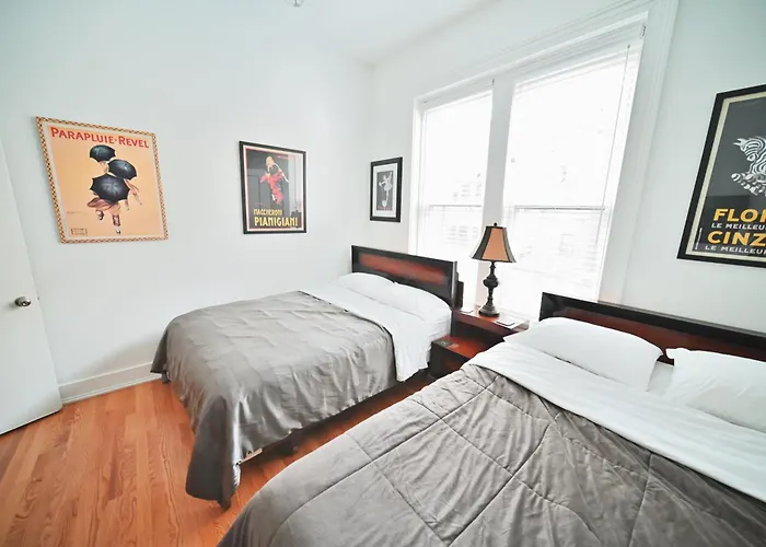 Stone Mansion Sleeps 10-20 Free Tv & Parking * Chicago
