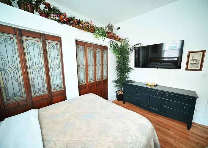 Stone Mansion Sleeps 10-20 Free Tv & Parking