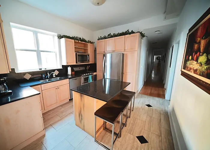 Stone Mansion Sleeps 10-20 Free Tv & Parking * Chicago