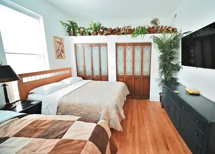 Stone Mansion Sleeps 10-20 Free Tv & Parking *