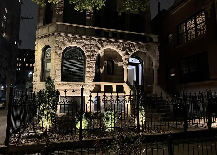 Stone Mansion Sleeps 10-20 Free Tv & Parking