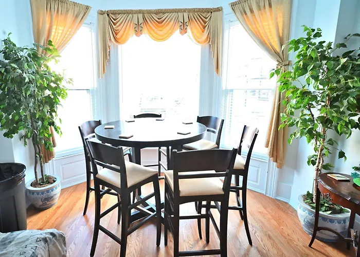 Stone Mansion Sleeps 10-20 Free Tv & Parking * Chicago