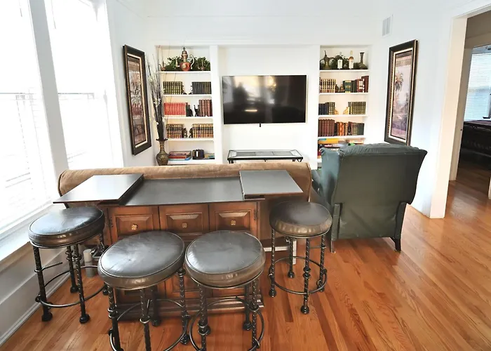 Stone Mansion Sleeps 10-20 Free Tv & Parking Chicago